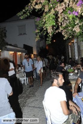 Esmersoy Alaçatı'da yeni sevgilisiyle el ele görüntülendi