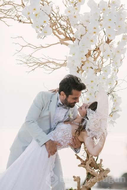 Beren Saat ve Kenan Doğulu'nun düğününden ilk kareler