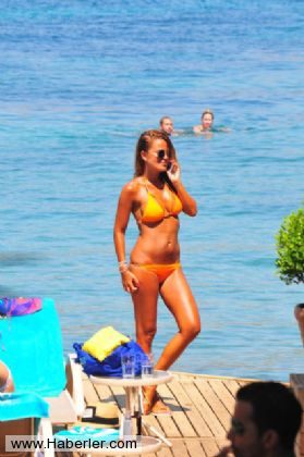 Özlem Yıldız bikini şov 