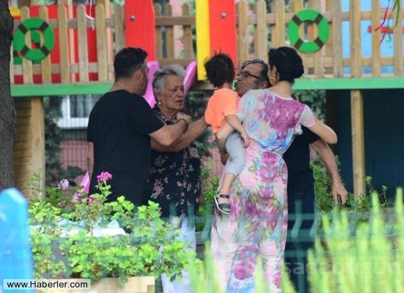 Cem Yılmaz ailesiyle oğlu Kemal'in 2. yaş gününü kutladı