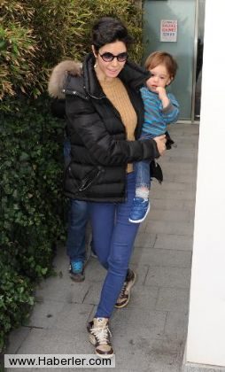 Cem Yılmaz ailesiyle oğlu Kemal'in 2. yaş gününü kutladı