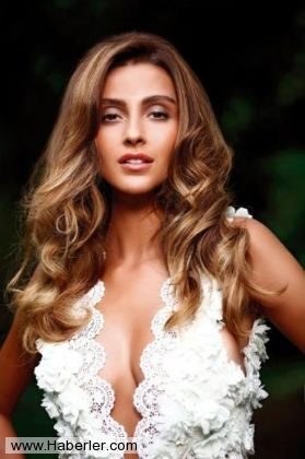 Özge Ulusoy bikini koleksiyonunu plaj voleyboluyla tanıttı