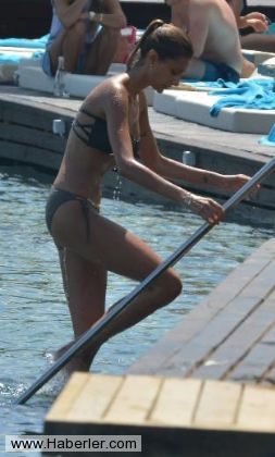 Özge Ulusoy bikini koleksiyonunu plaj voleyboluyla tanıttı