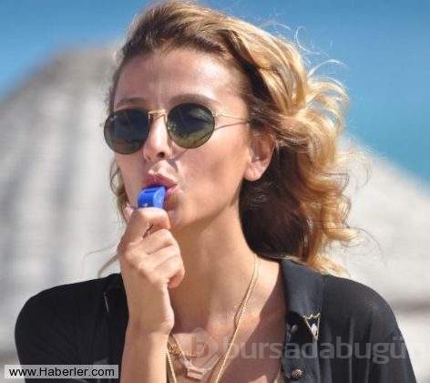 Özge Ulusoy bikini koleksiyonunu plaj voleyboluyla tanıttı