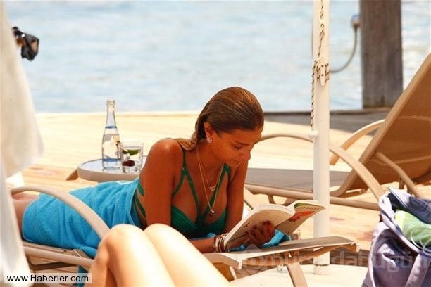 Özge Ulusoy bikini koleksiyonunu plaj voleyboluyla tanıttı