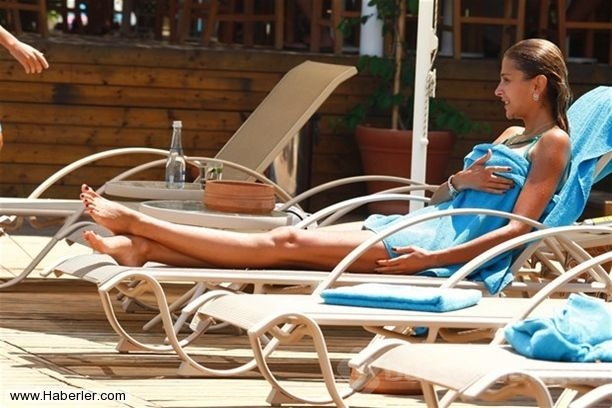 Özge Ulusoy bikini koleksiyonunu plaj voleyboluyla tanıttı