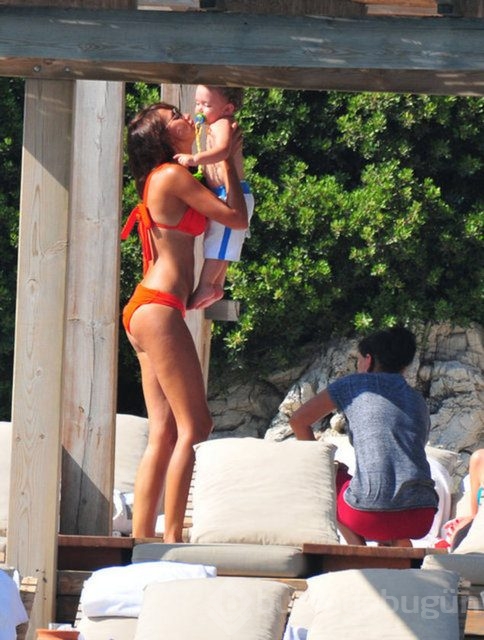 Emina'dan Mustafa Sandal'a öpücük yağmuru
