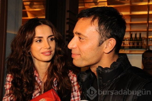 Emina'dan Mustafa Sandal'a öpücük yağmuru
