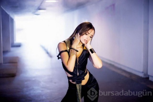 Emina'dan Mustafa Sandal'a öpücük yağmuru

