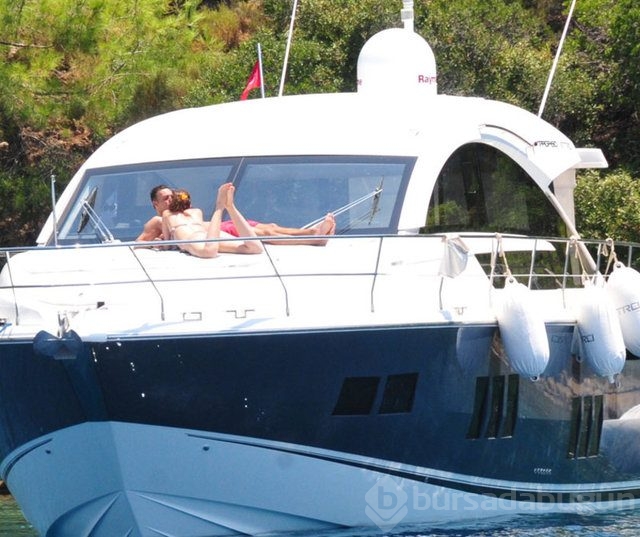 Emina'dan Mustafa Sandal'a öpücük yağmuru
