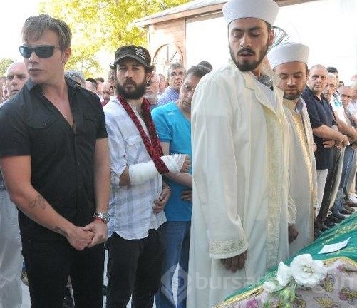 Sinan Akçıl'a acı gününde Ebru Şallı destek oldu...