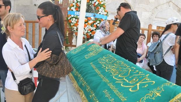 Sinan Akçıl'a acı gününde Ebru Şallı destek oldu...