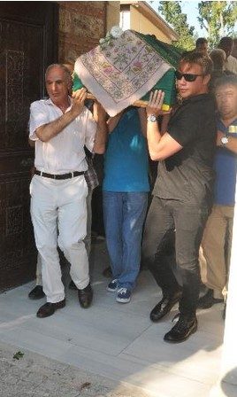 Sinan Akçıl'a acı gününde Ebru Şallı destek oldu...