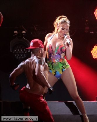 Jennifer Lopez'den sahnede büyüleyici şov