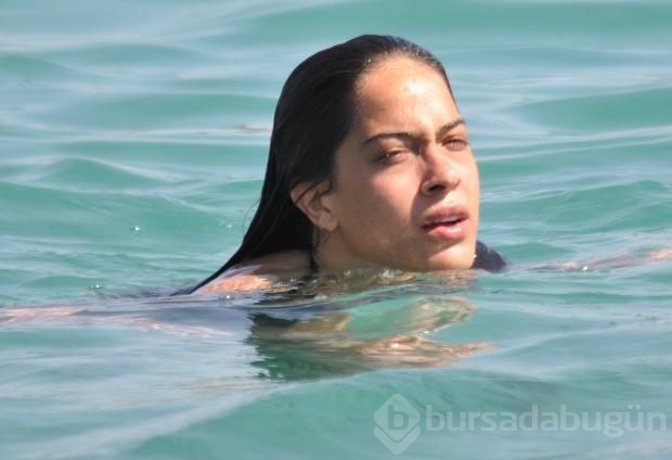 Nilüfer Gürbüz ve mavi elbisesi