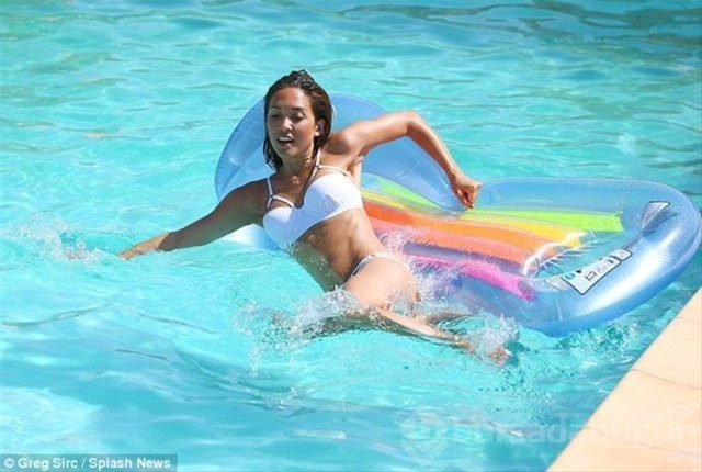 Myleene Klass, beyaz bikinisiyle büyüledi...