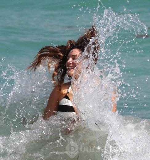 Kelly Brook düğünü erteledi