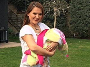 Demet Akalın bebeğini düşürdü