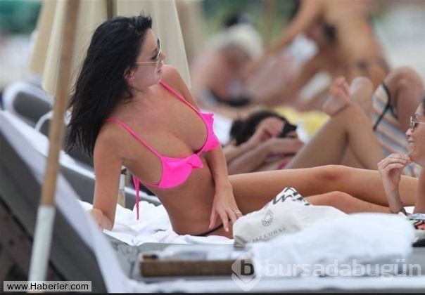 Karina Jelinek  pozlarıyla nefes kesti!