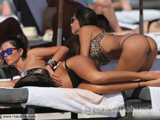 Karina Jelinek  pozlarıyla nefes kesti!