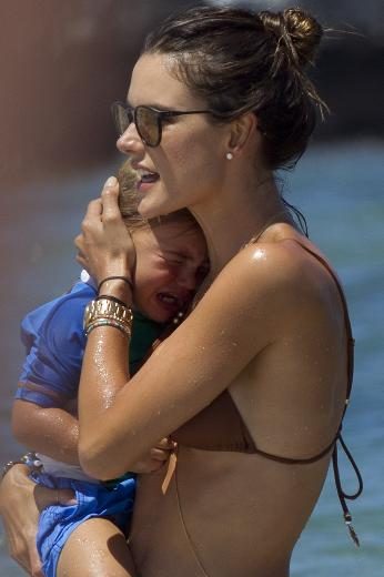 Alessandra Ambrosio tatilde
