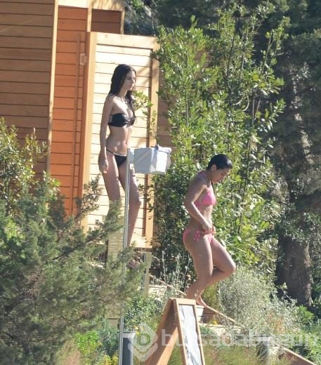 Defne kızı ve sevgilisiyle tatilde