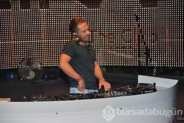 Kenan sahnede Beren kuliste