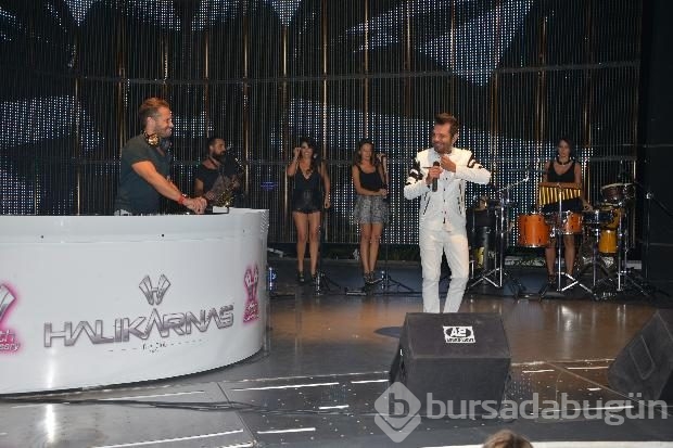 Kenan sahnede Beren kuliste