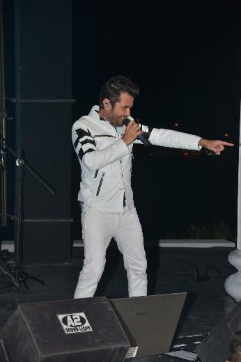 Kenan sahnede Beren kuliste