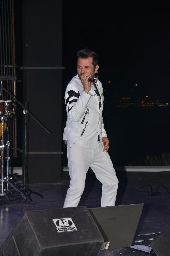 Kenan sahnede Beren kuliste