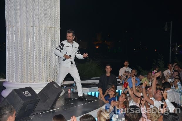 Kenan sahnede Beren kuliste