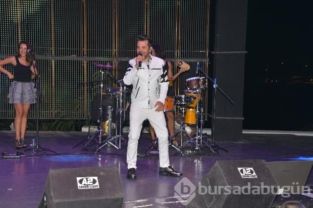 Kenan sahnede Beren kuliste
