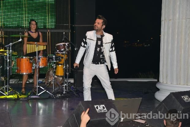 Kenan sahnede Beren kuliste