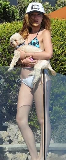 Bella Thorne arkadaşlarıyla plajda