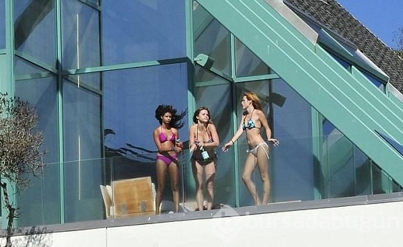 Bella Thorne arkadaşlarıyla plajda