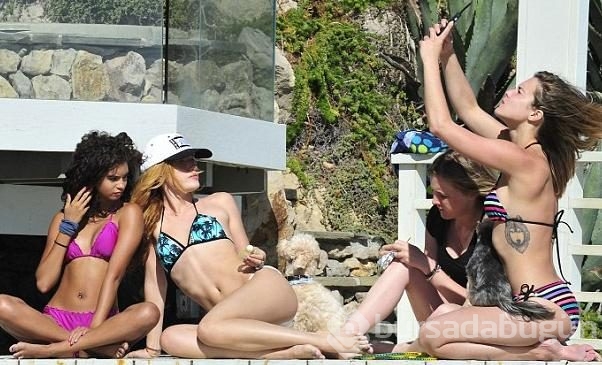 Bella Thorne arkadaşlarıyla plajda