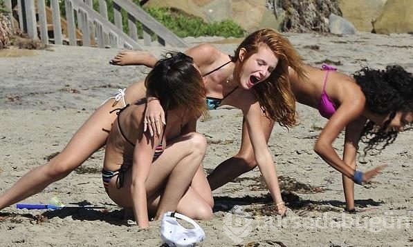 Bella Thorne arkadaşlarıyla plajda