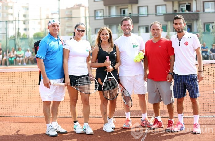 Hülya Avşar tenis turnuvası için Bursa'ya geldi...