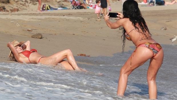 Plajın en seksisi Nikki Lund...