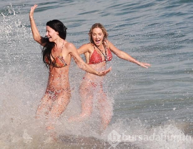 Plajın en seksisi Nikki Lund...