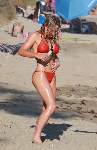 Plajın en seksisi Nikki Lund...