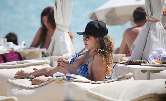 Kelly Brook'un renkli Yunanistan tatili...