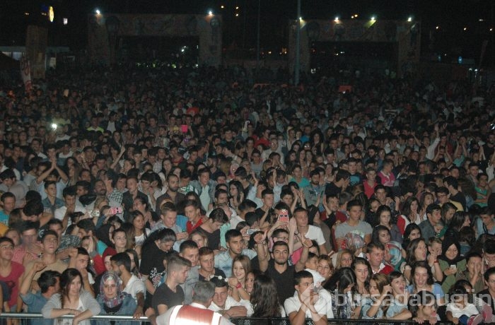 Fanta Gençlik festivali'nde Hadise çıktı...
