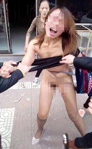 Sokak ortasında çırılçıplak soyulup feci şekilde dövüldü! 