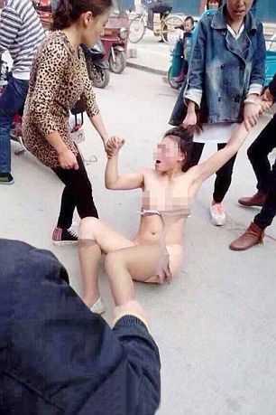 Sokak ortasında çırılçıplak soyulup feci şekilde dövüldü! 