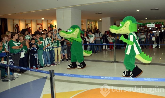 Bursasporlu futbolcular imza dağıttı