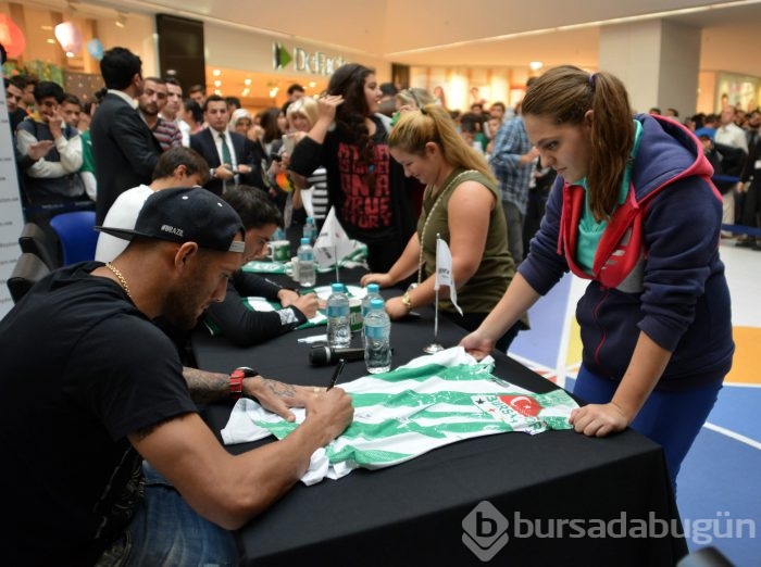Bursasporlu futbolcular imza dağıttı