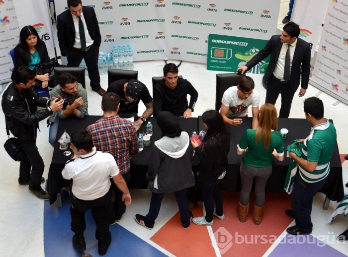 Bursasporlu futbolcular imza dağıttı