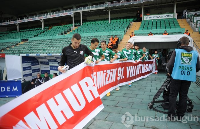 Timsah kendini sıkmadan turladı!