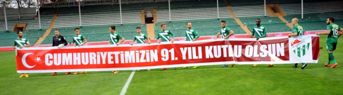 Timsah kendini sıkmadan turladı!